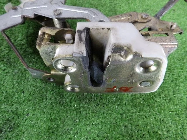 Serrure de porte avant droite Subaru Domingo FA8 62121TA002 JDM d'occasion... - Photo 3/3