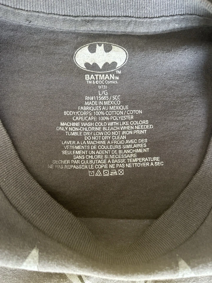 Batman Kids' T-Shirt with Detachable Cape Graphic Design - Image 4 of 4