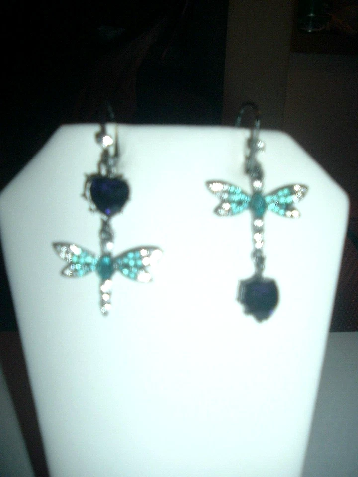 Pendientes perforados Betsey Johnson corazón libélula corazón azul + púrpura cara opuesta - nuevos con etiquetas Foto 3 de 4