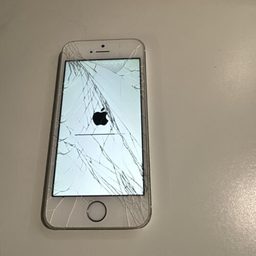 Badly Cracked, Functional iPhone 5s - 64GB - Silver (Unlocked) A1533 CDMA + GSM - Picture 1 of 3