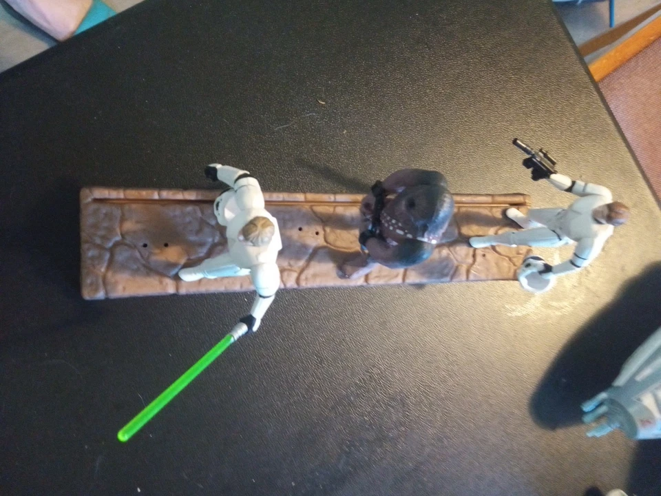 Lote de 3 figuras de acción de Star Wars incluyendo Chewbacca, Han Solo, Luke Skywalker Foto 2 de 4