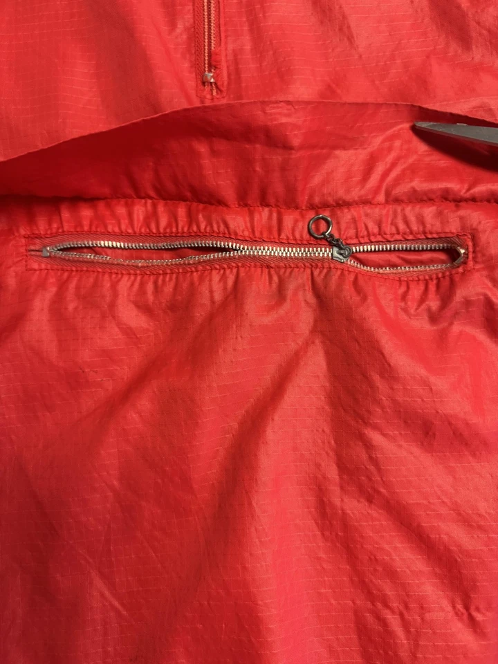 Jaqueta CBS Masculina Vintage XL Nylon Vermelho Com Capuz Anorak Windbreaker Fabricada nos EUA Anos 80 - Imagem 4 de 4