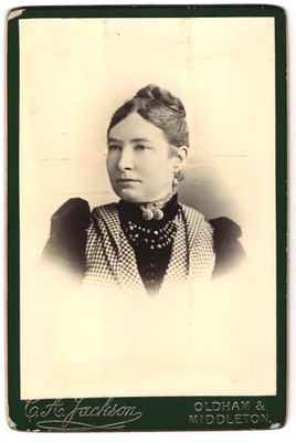 Fotografie C. A. Jackson, Oldham, Portrait junge Dame mit Hochsteckfrisur 