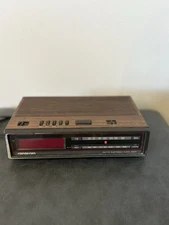 Soundesign VTG AM/FM Clock Radio Model 3636-B READ