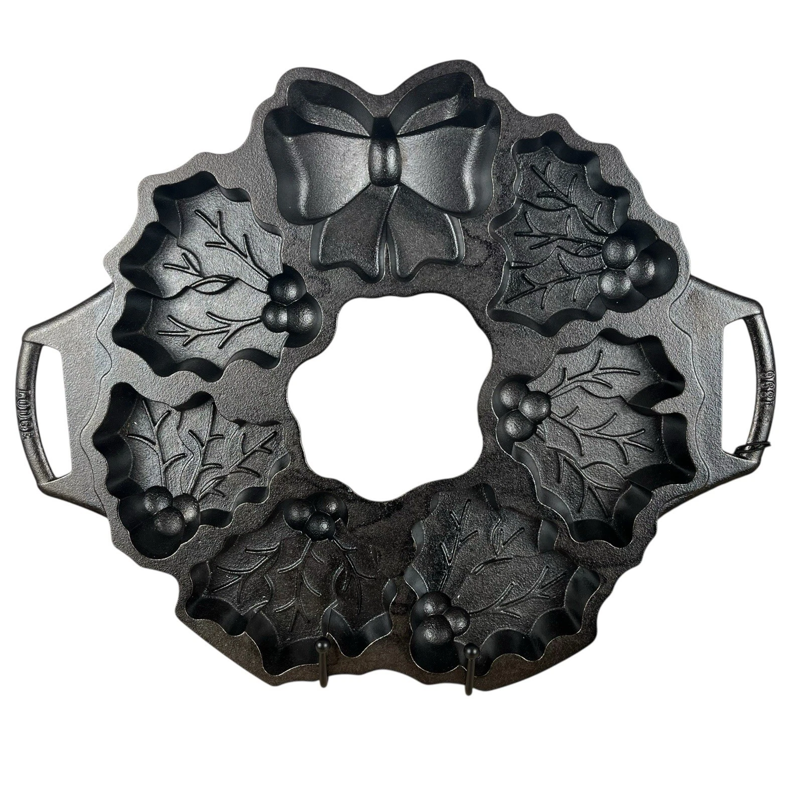 Lodge Holiday Holly Wreath 7 Mini Cakes/Corn Bread XMAS Cast Iron Baking Pan NWT