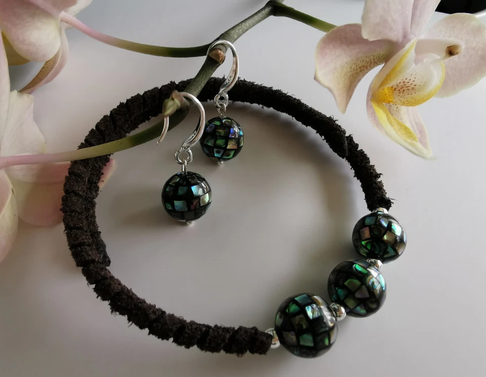 Armband aus Wildleder mit Perlmuttperlen und Silberperlen - Bild 3 von 3