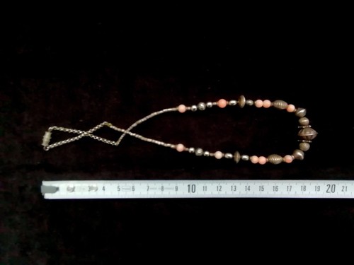 ANTICA RAFFINATA COLLANA ETNICA IN CORALLO ROSA E ELEMENTI DECORATIVI IN ARGENTO - Foto 20 di 24