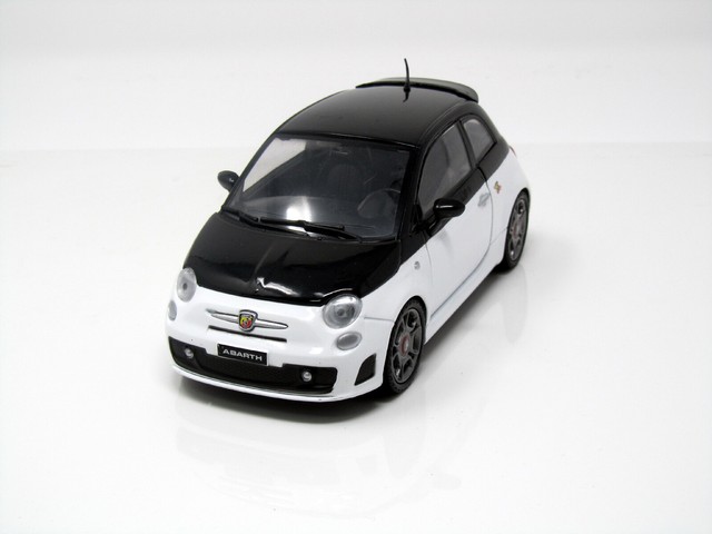 Fiat Grande Punto Abarth SS 2009 White 1:24 Model MOTORMAX