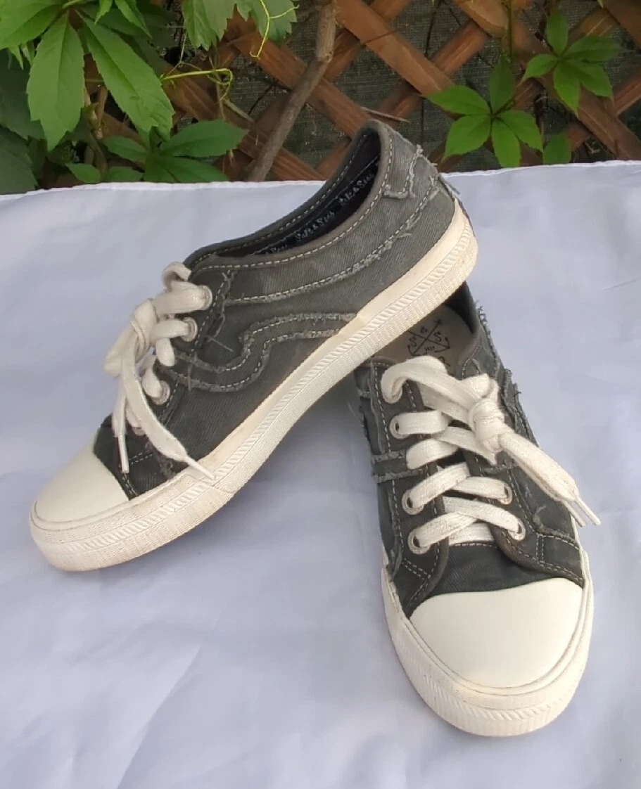 Distressed tennis best sale shoes