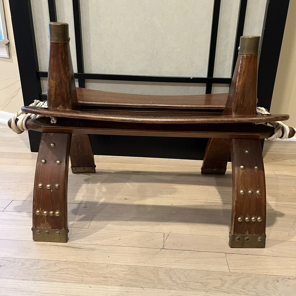 Taburete de sillín vintage camel con campanas de latón madera maciza detalles de latón asiento otomano Foto 3 de 4
