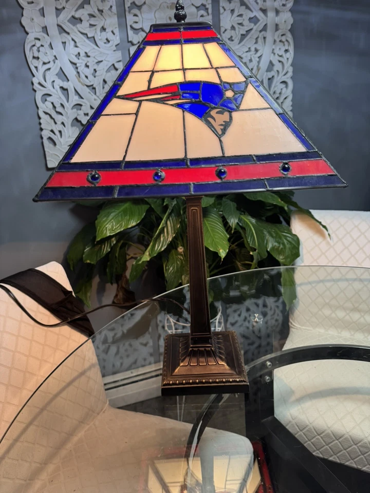 Lámpara de vidrio estilo Tiffany de 21" con licencia NFL de colección de los años 80-90 New England Patriots Foto 2 de 4