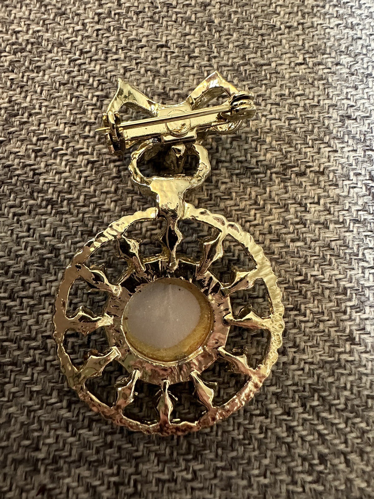 VTG Gold Tone Aquamarine Mother Of Pearl Clock & Bow Brooch Pin