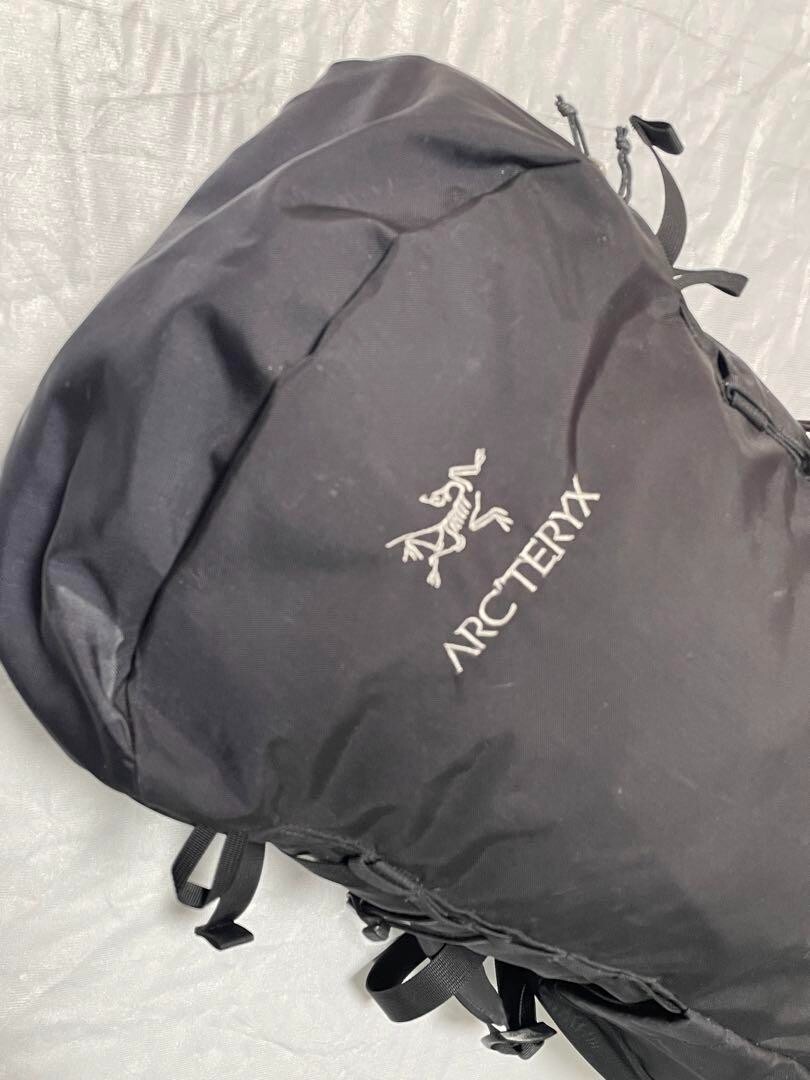 Arc'teryx Briise 25 Backpack zip logo inner pocket black fashion