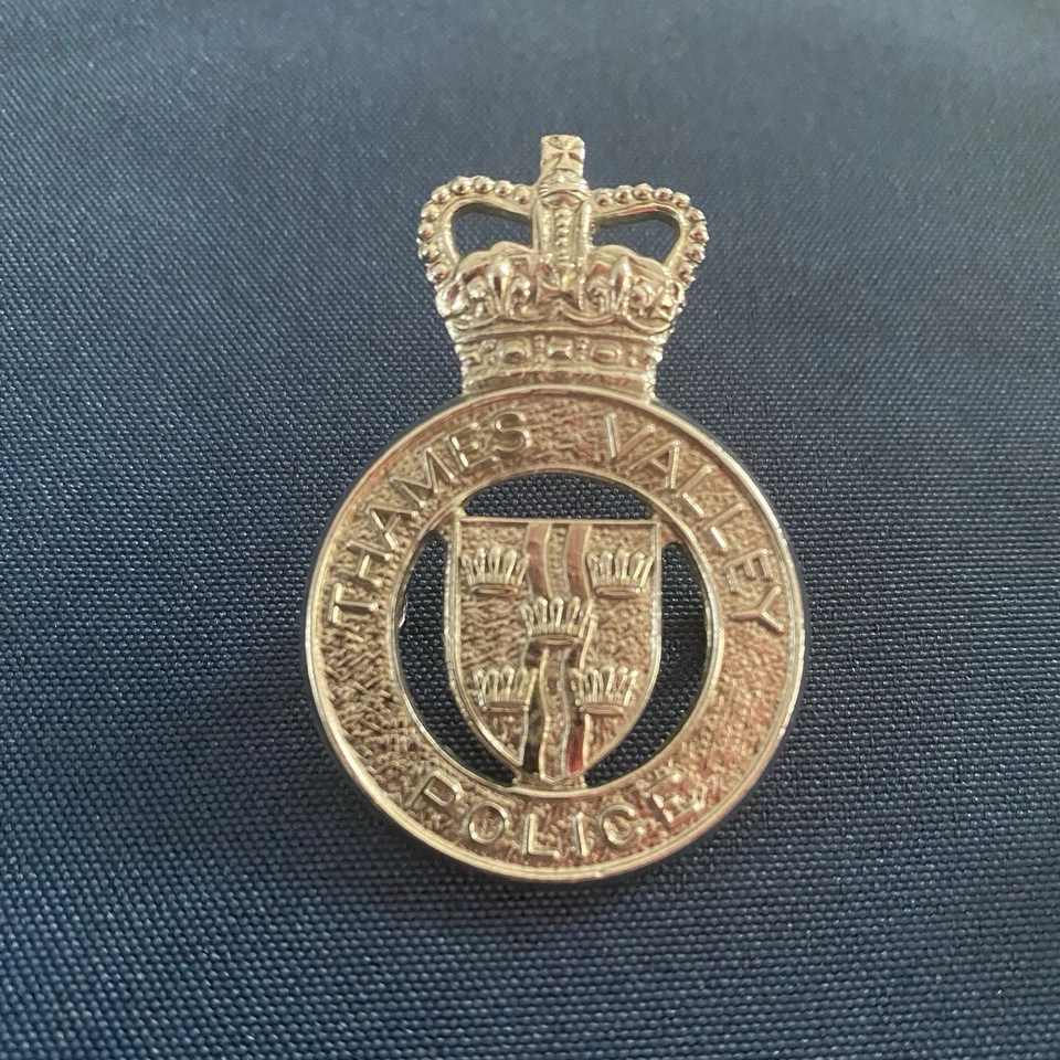 Juego de dos insignias de sombrero de policía del valle del Támesis - 1 casco y 1 sombrero. Raro/Obsoleto. Foto 4 de 4