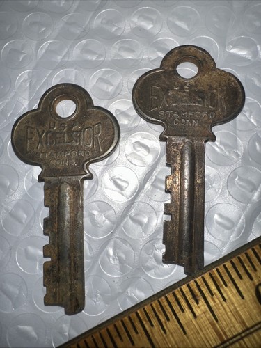 2 Antique Excelsior Keys #5953 - Picture 2 of 13