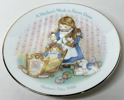 1988 Avon Mother's Day 5'' Plate - A Mother's Work Is Never Done Preloved