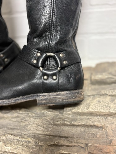 Frye 3476850 Phillip Arnés Mujer 7 Alto Cuero Negro Botas de Montar Cremallera Trasera - Imagen 4 de 9
