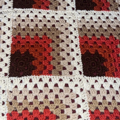 Decke/Überwurf "GRANNY SQUARE" Handarbeit gehäkelt 53"x64" braun, orange, creme - Bild 3 von 3