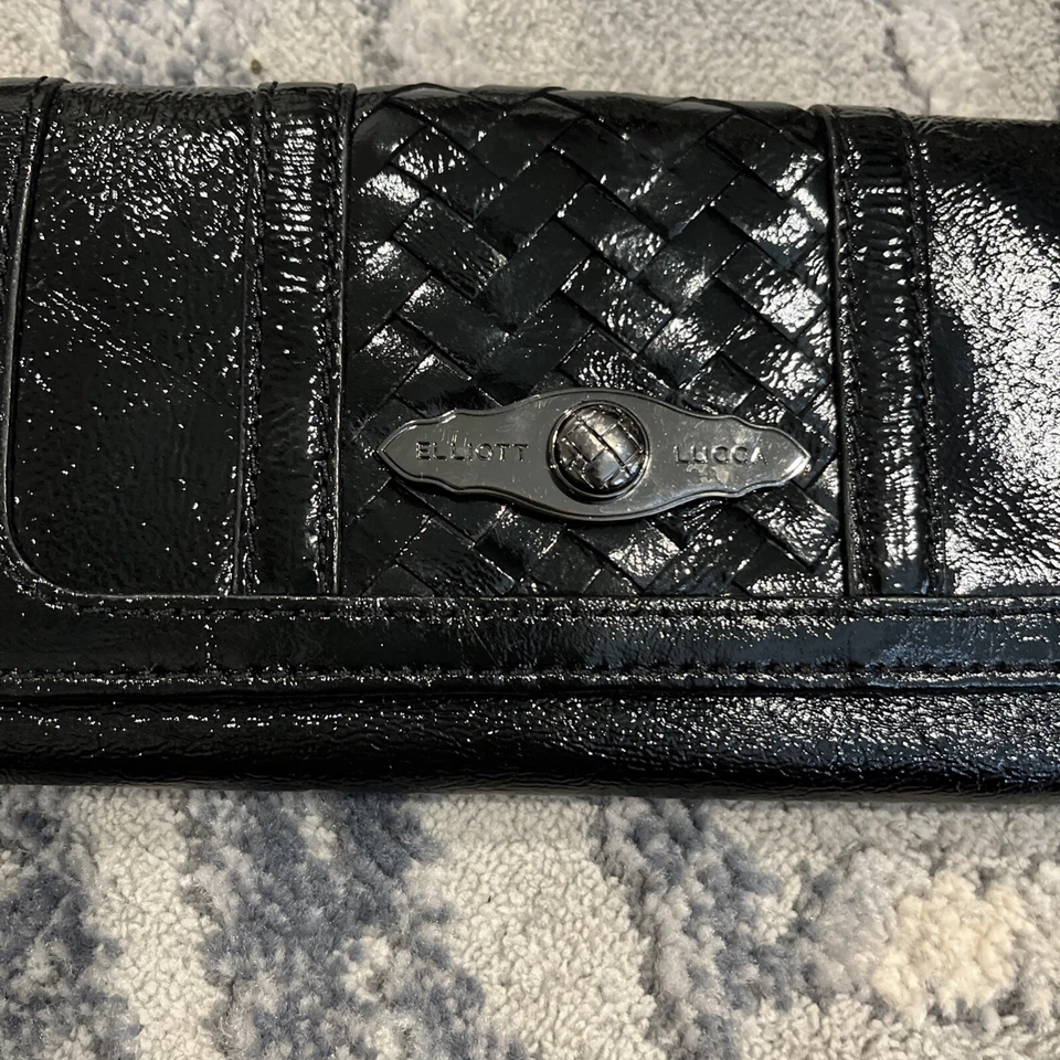 Muñequera tipo bolso sin asas triple de charol negro Elliott Lucca Foto 2 de 4