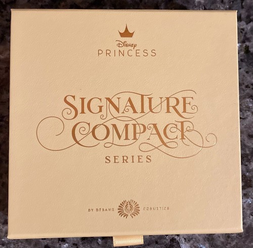 Besame Cosmetics Jasmine Princess Signature Compacto/Lápiz Labial -En mano LE - Imagen 4 de 4