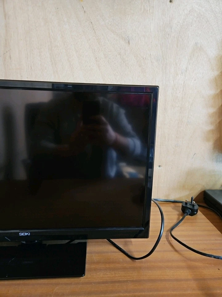 24 inch seiki tv se24gd01uk led slim tv freeview hdmi usb dvd, No Remote - Image 4 of 4