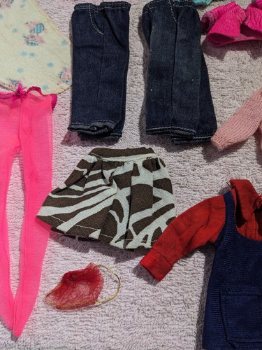 Lotto di (40+ pezzi) vestiti bambola Barbie vintage anni 60 Skipper Pepper Francie Tammy - Foto 13 di 20