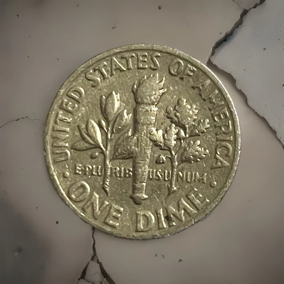 Moneda de diez centavos 1975 rara, sin marca de ceca falta S, . Error en la fecha y en Dios confiamos Foto 2 de 3