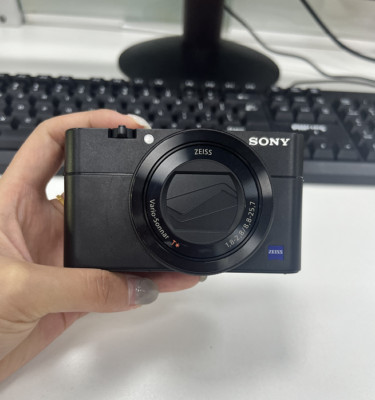 Sony Cyber-shot DSC-RX100M5A 20.2MP Digital Camera English w/Battery