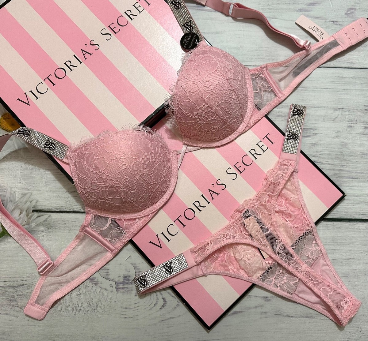 Victoria's Secret Shine Strap Bombshell +2 cups Lace Push Up