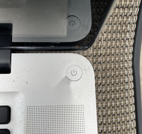 **Broken** Apple MacBook Pro A1286 Mid 2009 15" Detached Bottom - Picture 5 of 10