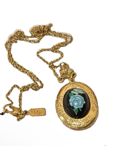 Lovely 1928 Vintage Gold Tone Flowered Locket Necklace - Picture 13 of 15