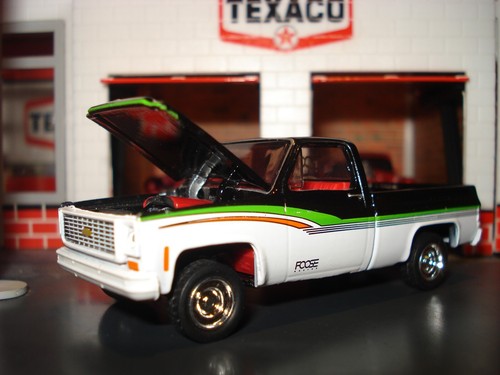 Camión Chevrolet Cheyenne 1973 carrocería cuadrada edición personalizada camioneta Foose M2 1/64 - Imagen 2 de 4