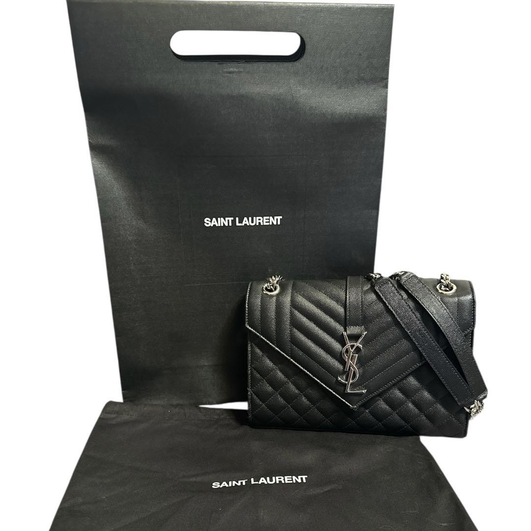 Busta Saint Laurent domestica oggetto di s mano
