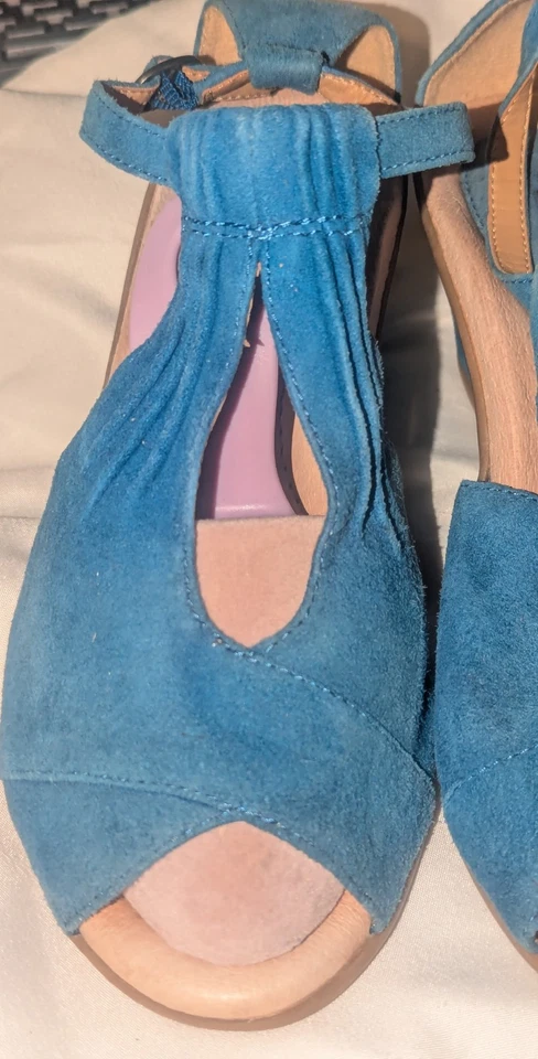 Earth Caper 女式 7.5 B 码侧扣楔形高跟鞋波罗的海蓝色麂皮绒凉鞋 — 第 4/4 张图片