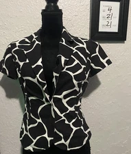 White House Black Market WHBM Top Women’s Size 4 Animal Print Blouse Snap Vest