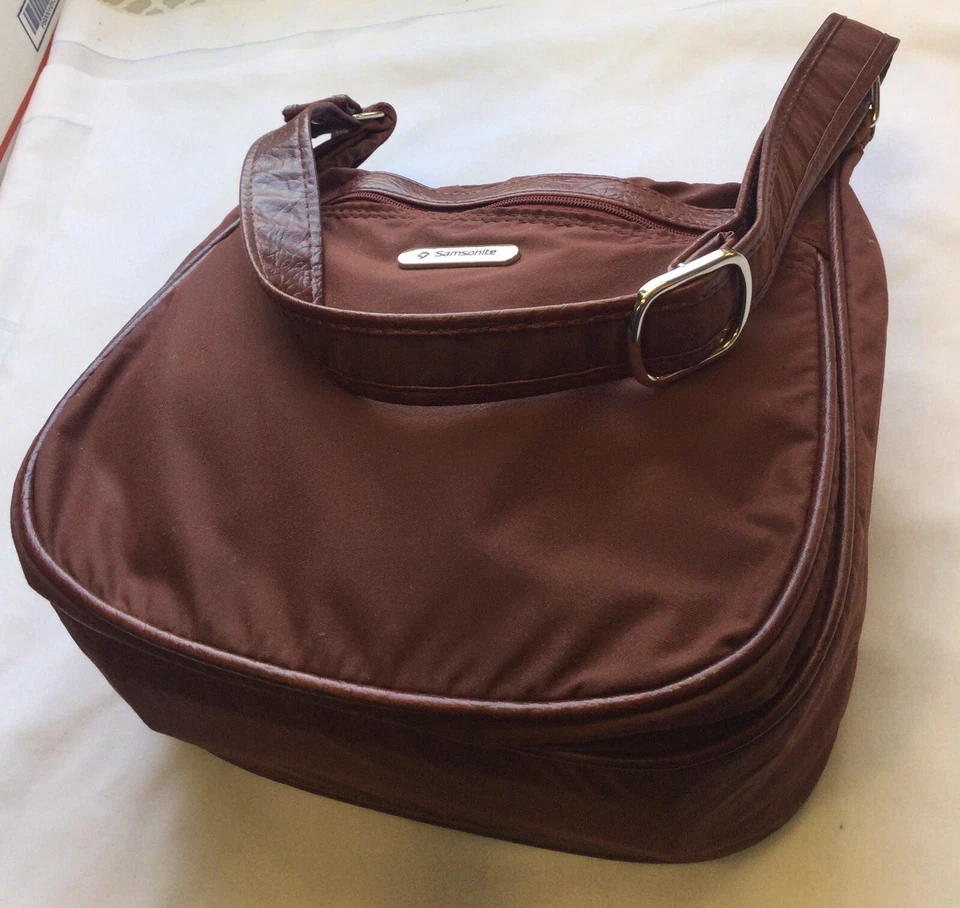 Vintage Samsonite Silhouette Burgundy Red Purse / CarryOn  /Bag /Tote HTF - Image 4 of 4