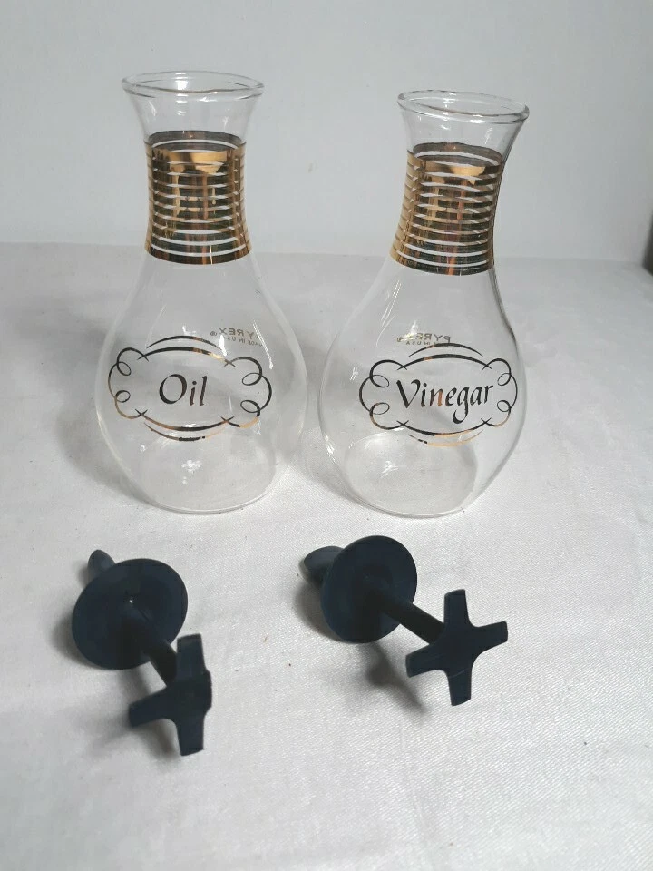 Juego vintage de cuevas de aceite y vinagre Pyrex de los años 50 con bandas y tapones dorados Foto 4 de 4