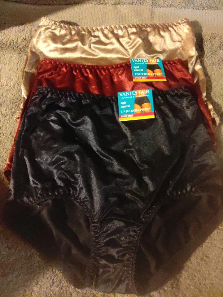 Lot of 4 Vanity Fair Women's briefs Size 7 satin panties - Image 3 of 4