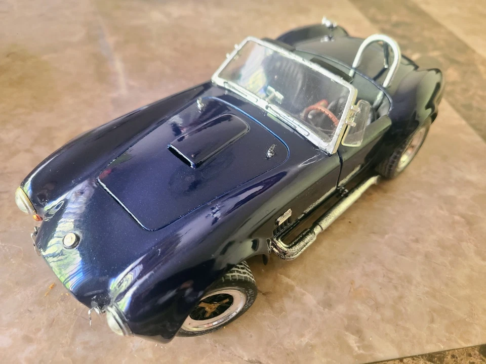 1:18 Yatming Shelby AC Cobra 1964 427 SC azul oscuro, plata/negro Foto 2 de 4