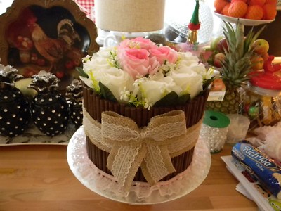 Atemberaubende Eichenimitat/gefälschte große Rose Zigarello Country Vintage Hochzeitstorte