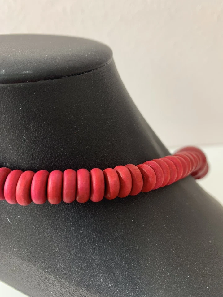 Collar rojo bohemio étnico de madera Foto 3 de 4