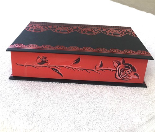 The Scarlet Veil FairyLoot Hardcover Sprayed Edges Hand Signed Shelby Mahurin - Picture 3 of 8