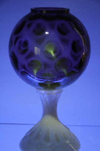 Vintage 1950s Fenton Purple Amethyst Coin Dot Spot UV Ivy Ball Milk Glass Vase - Picture 3 of 11