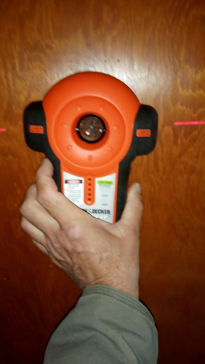 Black Decker BDL100S Bullseye Laser Level and Stud Finder w Case