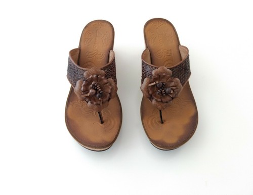 CLARKS Sandals Mimmey Claire Wedge Women's 8.5M Brown Slide On Thong Flower - Picture 2 of 10