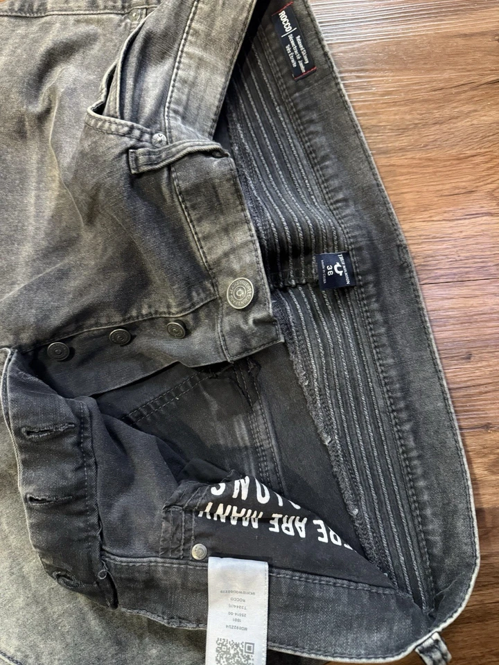 Pantalones de mezclilla ajustados relajados True Religion para hombre Rocco, gris piedra, 36x32 usados. Foto 3 de 4