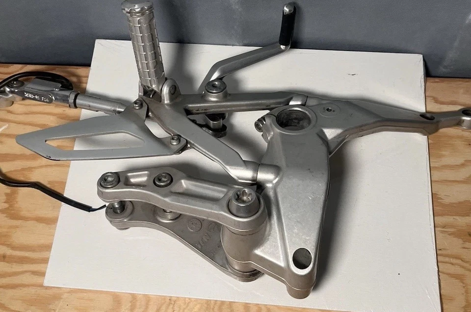 Pies ajustables Ducati Panigale V2 2020-2023 - COMO ESTÁN Foto 2 de 4