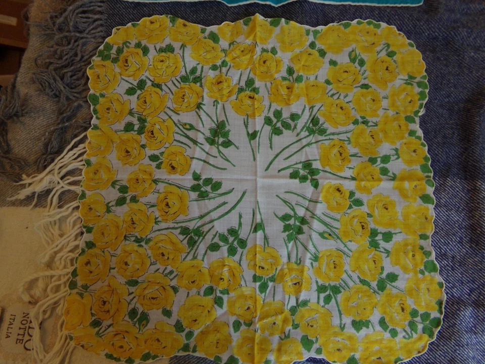 ANTIGUOS PAÑUELOS DE MUJER DE MEDIADOS DE SIGLO, COLORES VIBRANTES, BORDES DE PUNTO, ÚNICOS Foto 4 de 4