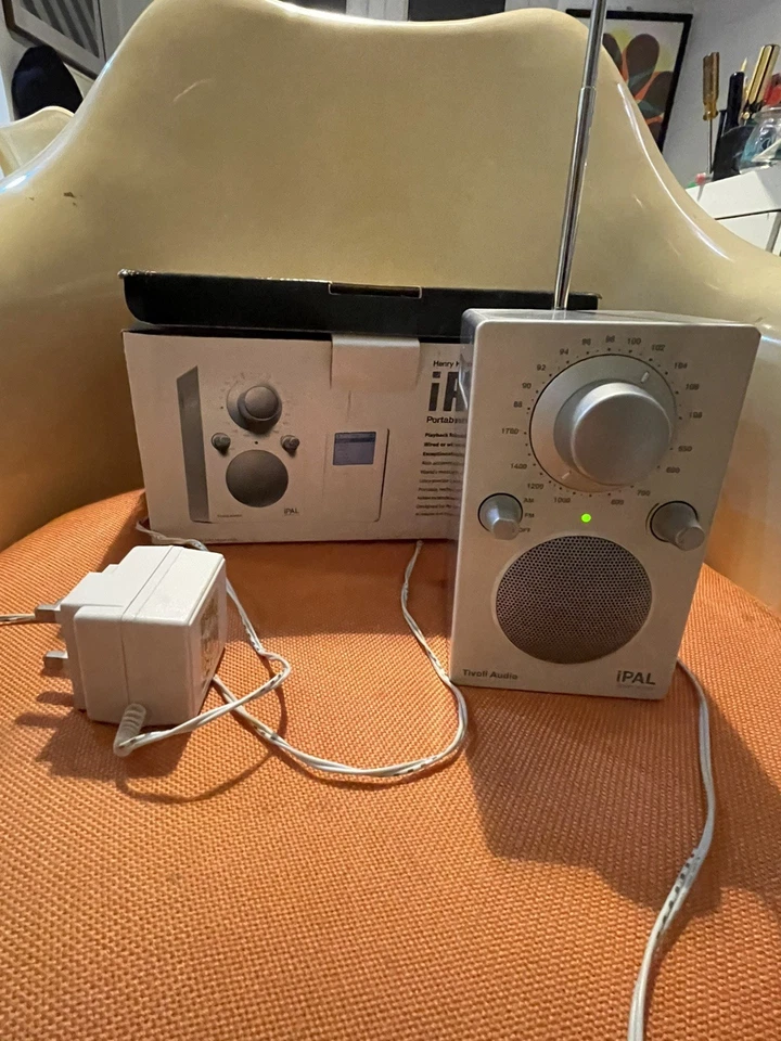 Tivoli PAL Henry Kloss tragbares Audio Labor AM/FM Radio mit Audioeingang - Bild 2 von 4