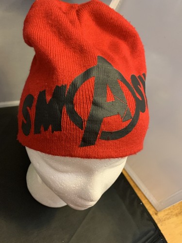 Avengers smash beanie hat in red - Picture 2 of 3